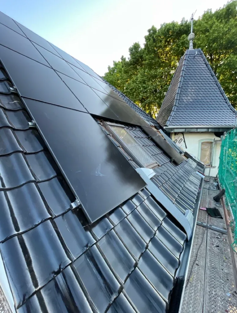 Photovoltaik-Montage auf dem Dach in Dortmund